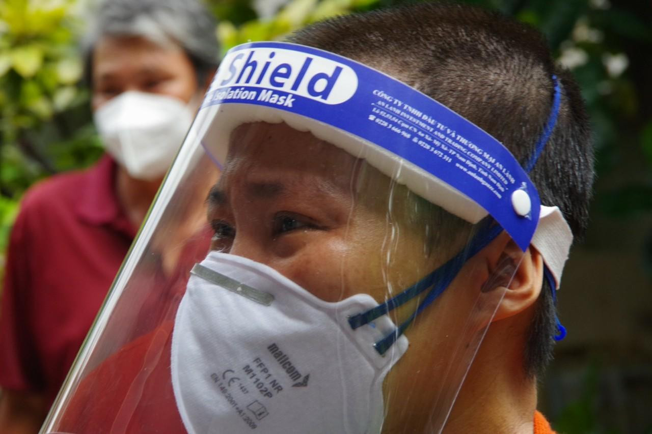 Giọt nước mắt của người mẹ sau hơn một tháng vẫn chưa được bế con. Giọt nước mắt của người mẹ sau hơn một tháng vẫn chưa được bế con.