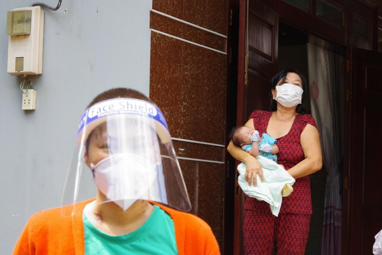 Sau khi ra viện chị Tr được ghé qua nhà bà ngoại nhìn mặt con sau đó về nhà tiếp tục cách ly. Sau khi ra viện chị Tr được ghé qua nhà bà ngoại nhìn mặt con sau đó về nhà tiếp tục cách ly.