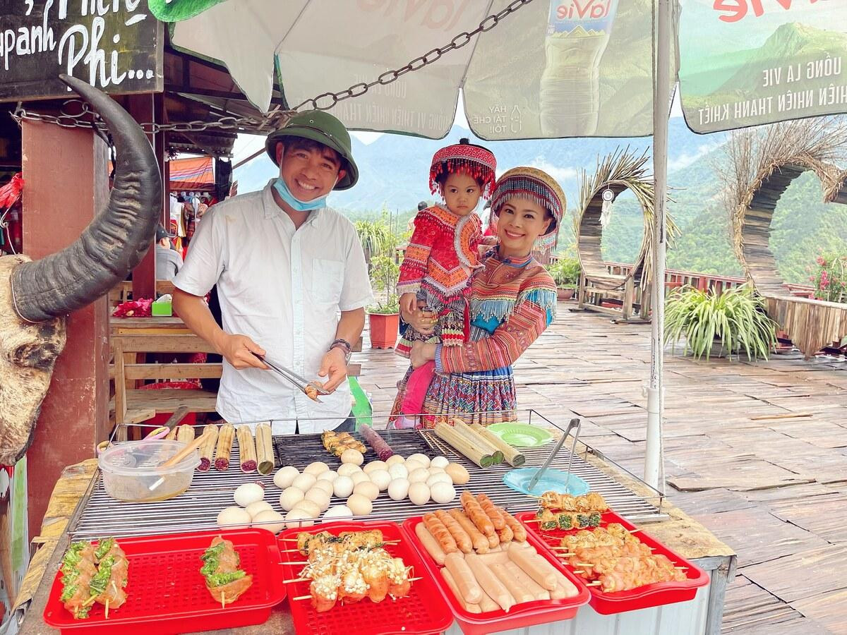 Mẹ con Thanh Thảo trong chuyến đi Sa Pa hồi đầu năm.