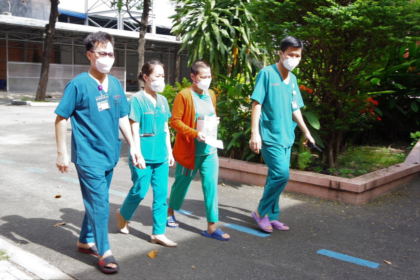 Chị Tr (áo vàng) sau khi được điều trị bằng máy ECMO "tách đôi" đã được ra viện. Chị Tr (áo vàng) sau khi được điều trị bằng máy ECMO "tách đôi" đã được ra viện.