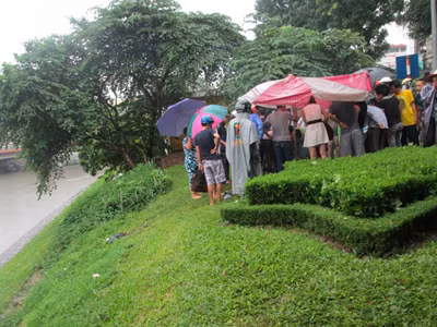 Vụ việc thu hút sự chú ý của đông đảo người qua 