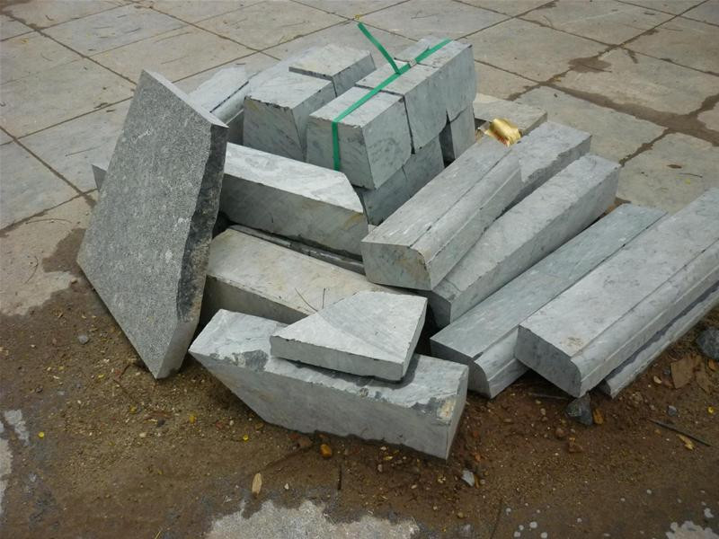 Nhiều đống gạch như này đặt ngổn ngang các lỗi đi. Ảnh: HT Nhiều đống gạch như này đặt ngổn ngang các lỗi đi. Ảnh: HT