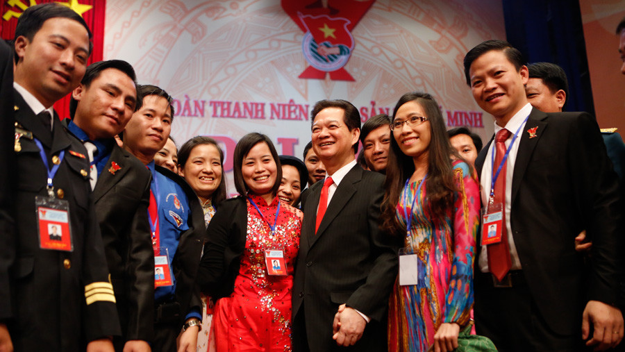 Thủ tướng Chính phủ Nguyễn Tấn Dũng chụp ảnh với đại biểu dự Đại hội Đoàn toàn quốc lần thứ X sau khi đối thoại. Ảnh: Hồng Vĩnh . Thủ tướng Chính phủ Nguyễn Tấn Dũng chụp ảnh cùng đại biểu dự Đại hội Đoàn toàn quốc lần thứ X sau khi đối thoại. Ảnh: Hồng Vĩnh