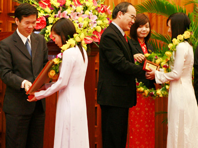 Phó Thủ Tướng Nguyễn Thiện Nhân và Bí thư thứ nhất T.Ư Đoàn Võ Văn Thưởng trao vòng nguyệt quế và bằng khen cho nữ sinh tiêu biểu trong lĩnh vực CNTT