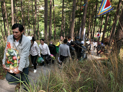 Nô nức trẩy hội đền Hùng trên đồi thông thơ mộng ở Đà Lạt Ảnh: Kim Anh