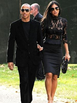 Hamilton đắm đuối người tình trước mùa giải mới.