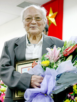 Nhà văn Tô Hoài nhận giải thưởng Lớn Vì tình yêu Hà Nội chiều 1-9 