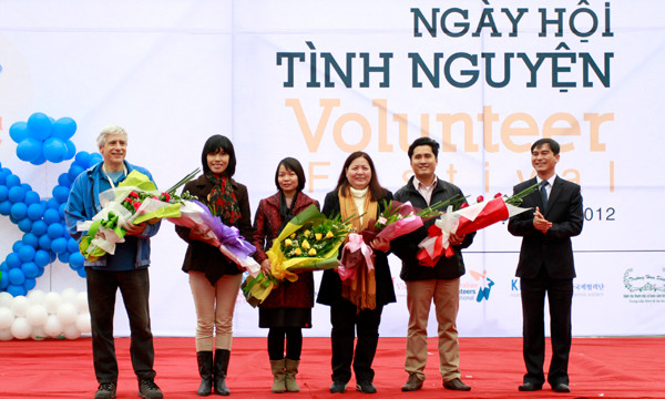 Tham dự chương trình khai mạc có Bí thư T.Ư Đoàn Dương Văn An, bà Patricia Barandun – Trưởng ban quan lý quốc gia UNDP. Tại chương trình, anh Dương Văn An đã tặng hoa đại diện các tổ chức hoạt động tình nguyện.