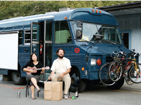 Lisa và Paolo cùng chiếc xe bus chiếu phim rong ruổi khắp nơi