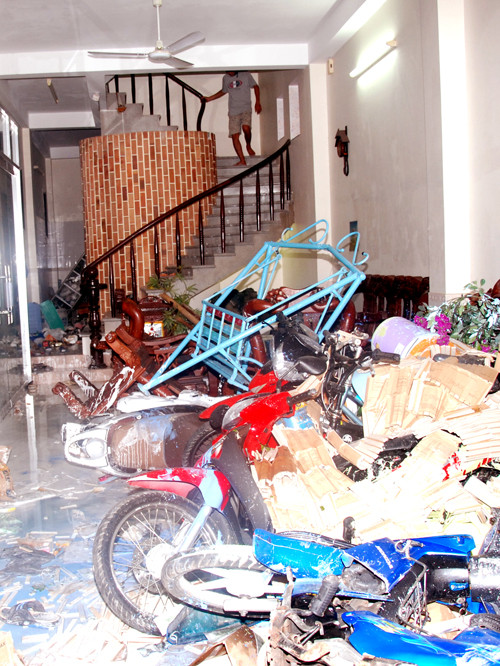 Nhà bác sĩ Trần Thiện Thanh bị đập phá tan hoang, toàn bộ tài sản gần như hư hại hoàn toàn