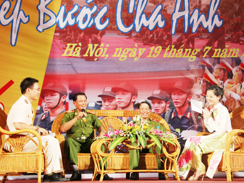 Thượng tướng Lê Thế Tiệm và Thiếu tướng Trương Hữu Quốc giao lưu cùng đoàn viên, thanh niên Học viện CSND