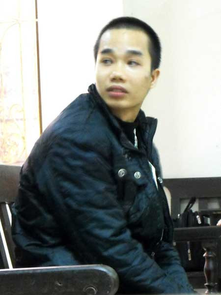 Bị cáo Hoài ngoái lại tìm người thân