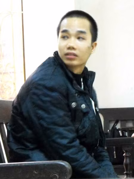 Bị cáo Hoài ngoái lại tìm người thân