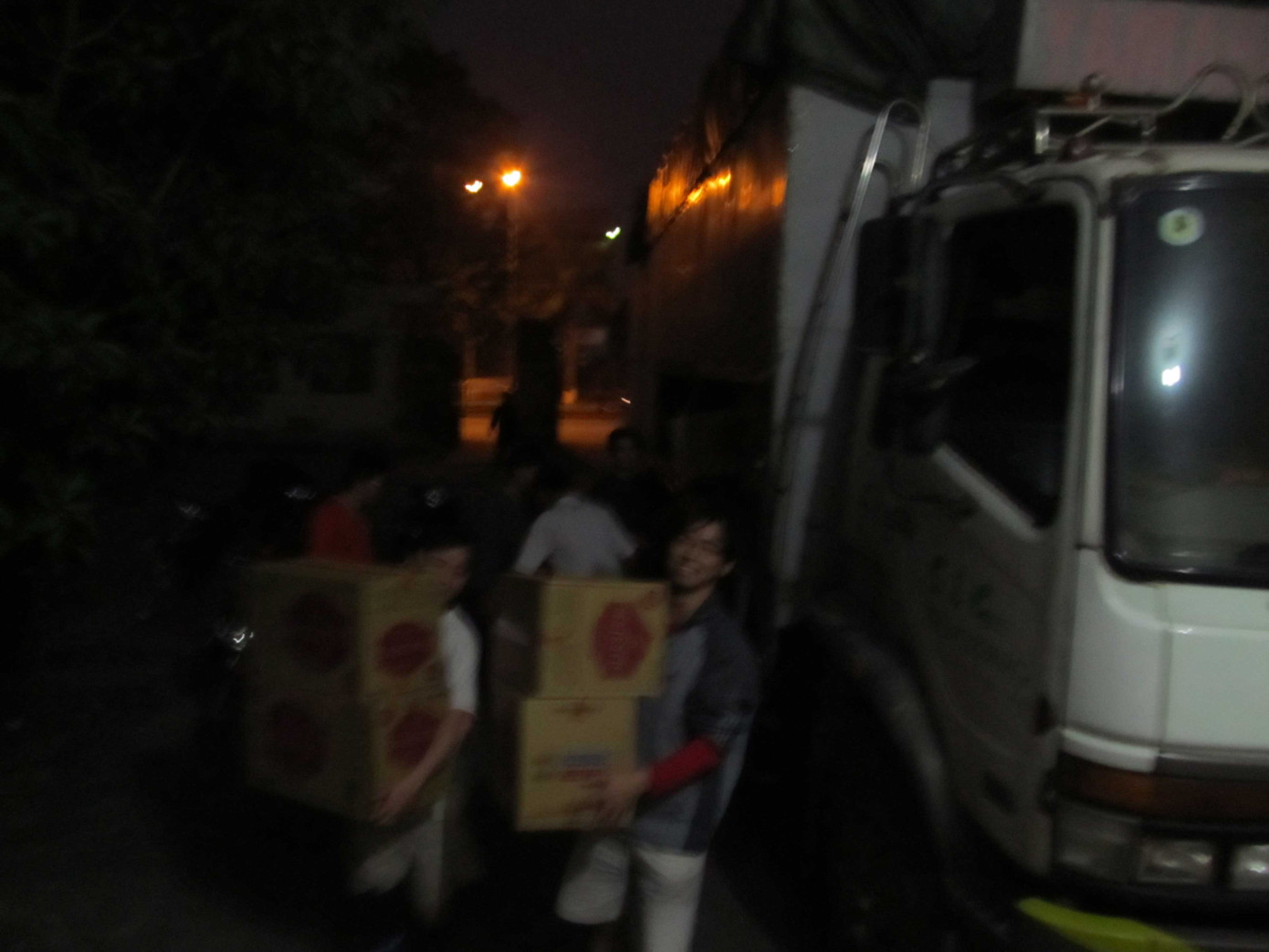 Một số hình ảnh cán bộ, đoàn viên, thanh niên của Tỉnh Đoàn Thanh Hóa tiếp nhận quà để lên đường trao quà Tết cho các hộ nghèo, hộ có hoàn cảnh khó khăn… Ảnh: Hoàng Lam