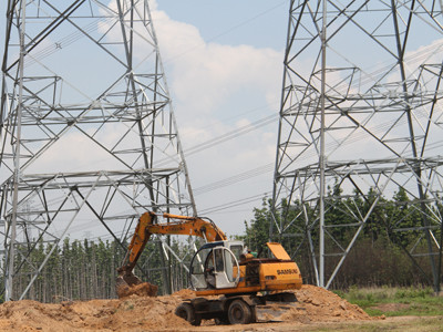 Một chiếc xe xúc thi công sát chân trụ điện 500kv, ngay tại nơi xảy ra sự cố mất điện toàn miền Nam ngày 22/5 vừa qua. Ảnh chụp chiều 29/5 Ảnh: Đại Dương. Một chiếc xe xúc thi công sát chân trụ điện 500kv, ngay tại nơi xảy ra sự cố mất điện toàn miền Nam ngày 22/5 vừa qua. Ảnh chụp chiều 29/5 Ảnh: Đại Dương