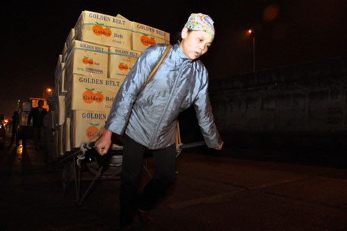 Những phụ nữ gồng mình kéo xe trong đêm rét ở chợ Long Biên