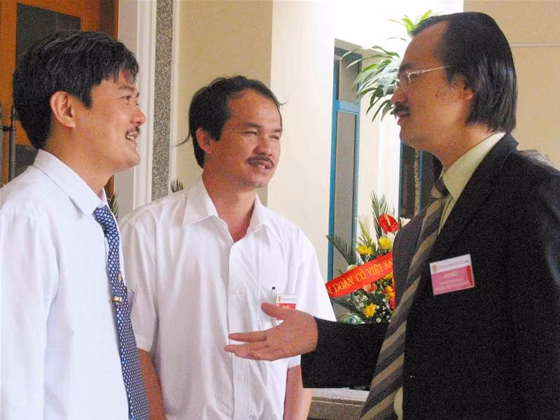 Quang cảnh Đại hội Nhiều vấn đề "nóng" làm đại biểu... khát Tâm sự phút giải lao Phút tâm tư của ông Phạm Ngọc Viễn ĐB Võ Quốc Thắng, Đoàn Nguyên Đức thảo luận các vấn đề ngoài hành lang LS Hải: "Tôi mà được mỗi 1 phiếu là tại anh đấy nhé!" Chủ tịch VFF khóa 4 Mai Liêm Trực trả lời phỏng vấn truyền hình LS Hải và ông Ngô Tử Hà: "Em xin bác chia sẻ tí kinh nghiệm" Cân nhắc kỹ trước khi đặt bút phiếu Được rồi, đã bỏ phiếu xong 116 đại biểu bỏ phiếu chọn BCH mới Hòm phiếu đầy đủ trước khi kiểm phiếu