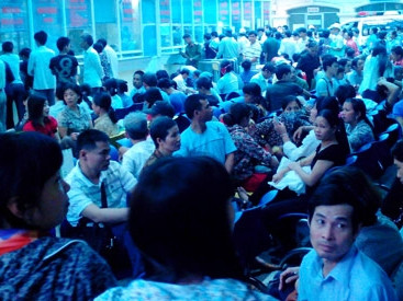 Bạt ngàn bệnh nhân ngồi chờ tại BV K