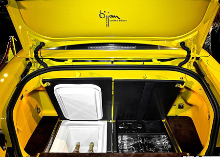 Những chiếc cốc pha lê đặt ở cốp xe nhằm phục vụ các chuyến dã ngoại. Xe vẫn sử dụng động cơ 6.75 L V12 công suất 453 mã lực