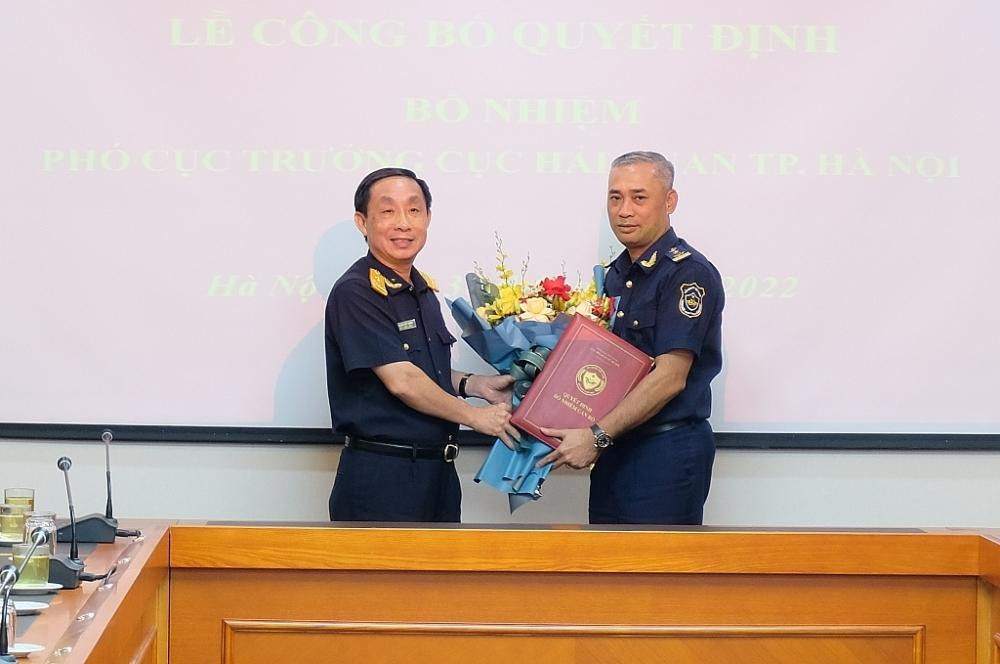Phó Tổng cục trưởng Tổng cục Hải quan Hoàng Việt Cường (trái) trao quyết định bổ nhiệm Phó Cục trưởng Cục Hải quan Hà Nội cho ông Phan Quốc Đông. Ảnh: N.Linh
