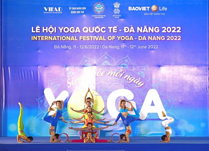 Từ chiều ngày 11/6/2022, hơn 60 trung tâm, câu lạc bộ Yoga với 106 Huấn luyện viên đã quy tụ và cùng nhau trình diễn những tiết mục yoga nghệ thuật đặc sắc tại Công viên Biển Đông, TP. Đà Nẵng, lan tỏa tinh thần sống xanh, sống khỏe đến cộng đồng. Ảnh: Bảo Việt Nhân thọ Từ chiều ngày 11/6/2022, hơn 60 trung tâm, câu lạc bộ Yoga với 106 Huấn luyện viên đã quy tụ và cùng nhau trình diễn những tiết mục yoga nghệ thuật đặc sắc tại Công viên Biển Đông, TP. Đà Nẵng, lan tỏa tinh thần sống xanh, sống khỏe đến cộng đồng. Ảnh: Bảo Việt Nhân thọ