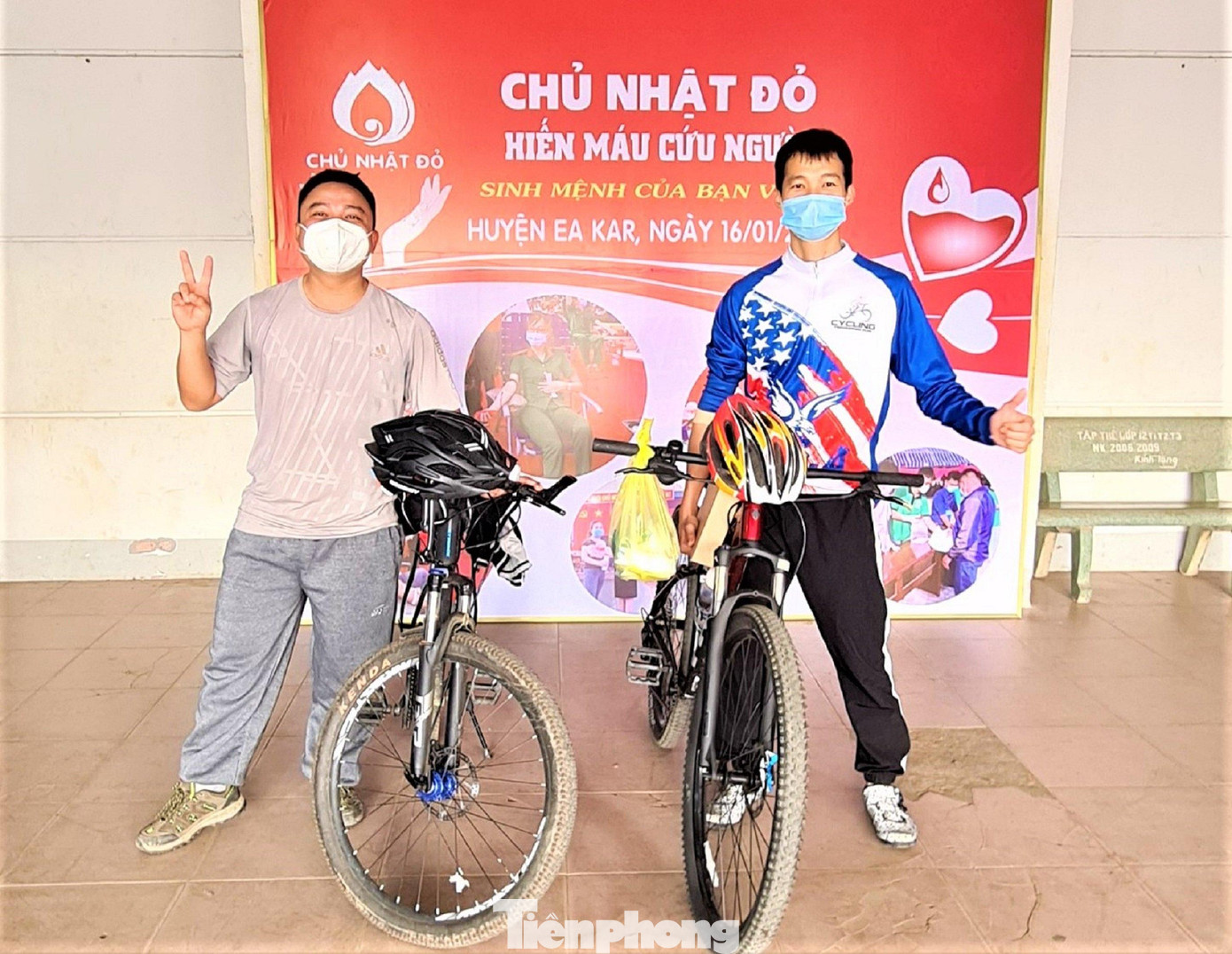 Anh Nguyên, anh Nam (bên phải) cùng đạp xe đến hiến máu Chủ nhật Đỏ