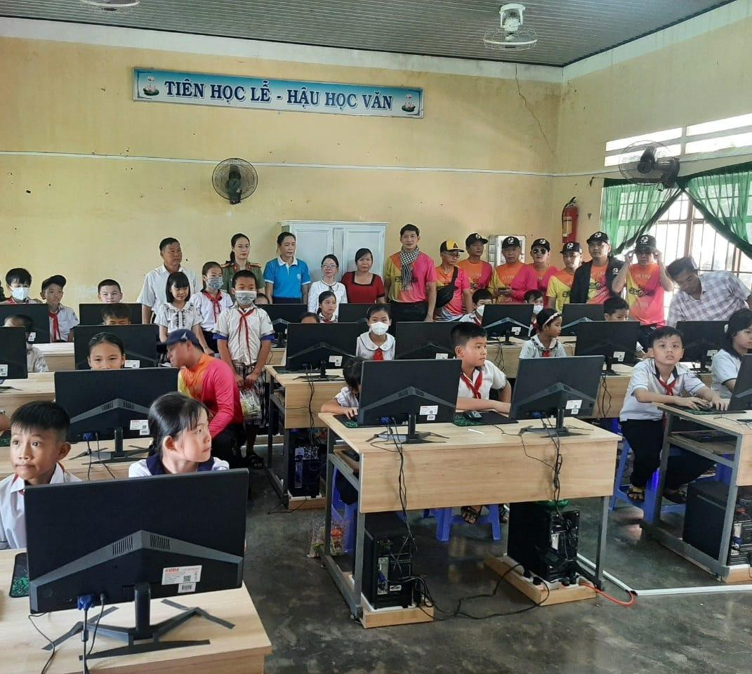 "Chỉ trong 1 tuần vận động, các mạnh thường quân trong nhóm LM Motor, DM BMWSG Motor, Công an tỉnh Đắk Lắk (Hội Phụ nữ -Phòng PX03) đã đóng góp đủ kinh phí để thực hiện chương trình "Sóng và máy tính cho em". Và trong một tháng, tất cả các hạng mục công trình đã được lắp đặt hoàn thành, mang lại hiệu quả thiết thực cho các em học sinh đồng bào vùng biên giới Tây Nguyên có cơ hội học tập bộ môn Tin học", anh Trung chia sẻ.