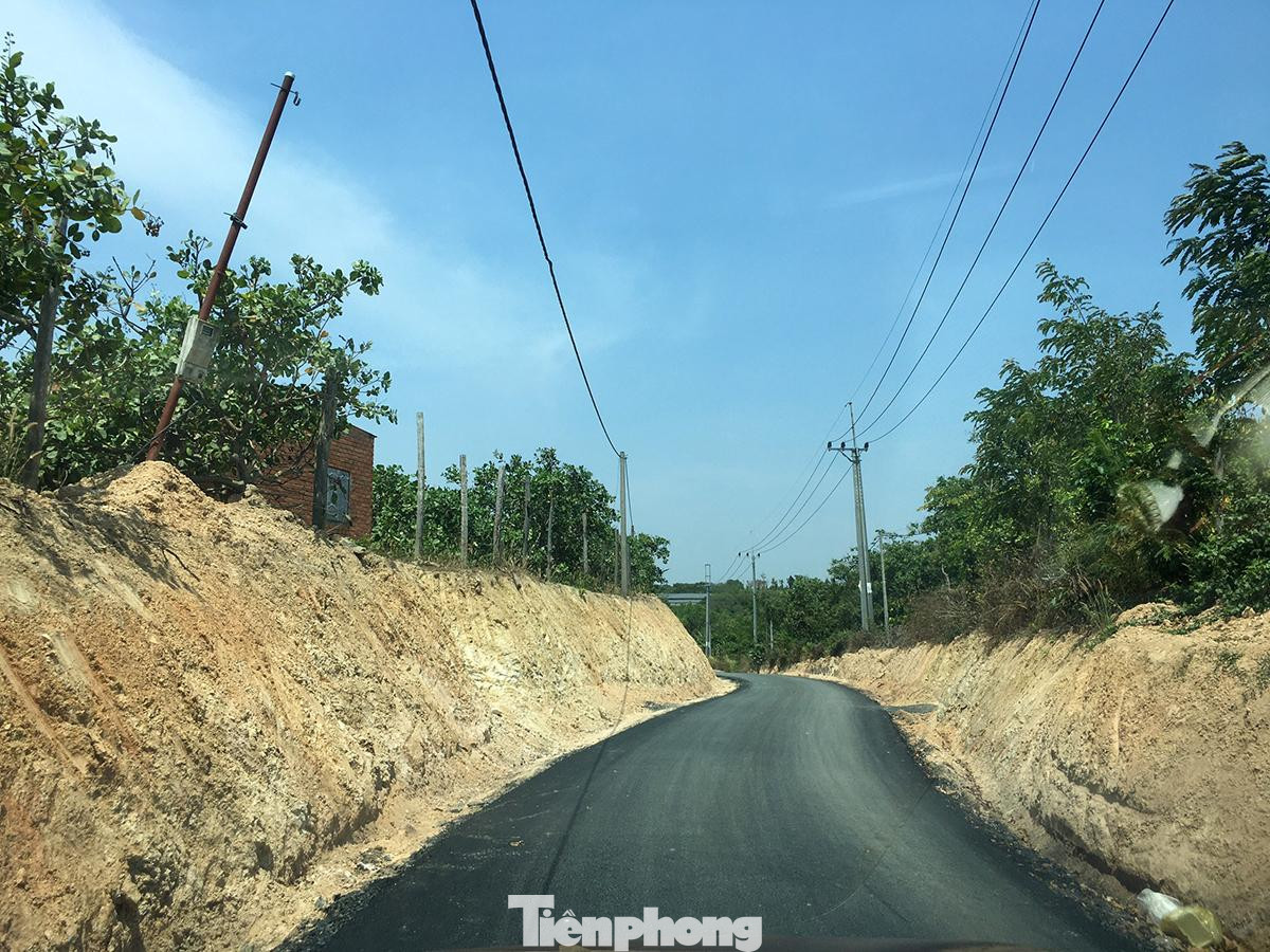 Đoạn đường mới rải nhựa chạy vào lô đất vi phạm