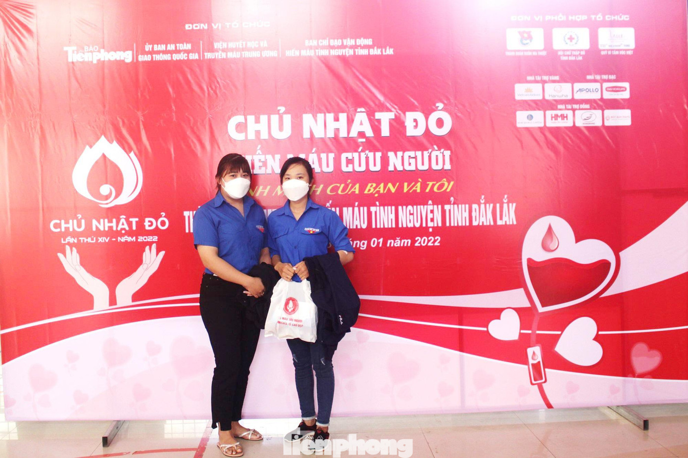 Chị Nhung (phải) và Thùy Linh (trái) tham gia hiến máu tại chương trình Chị Nhung (phải) và Thùy Linh (trái) tham gia hiến máu tại chương trình