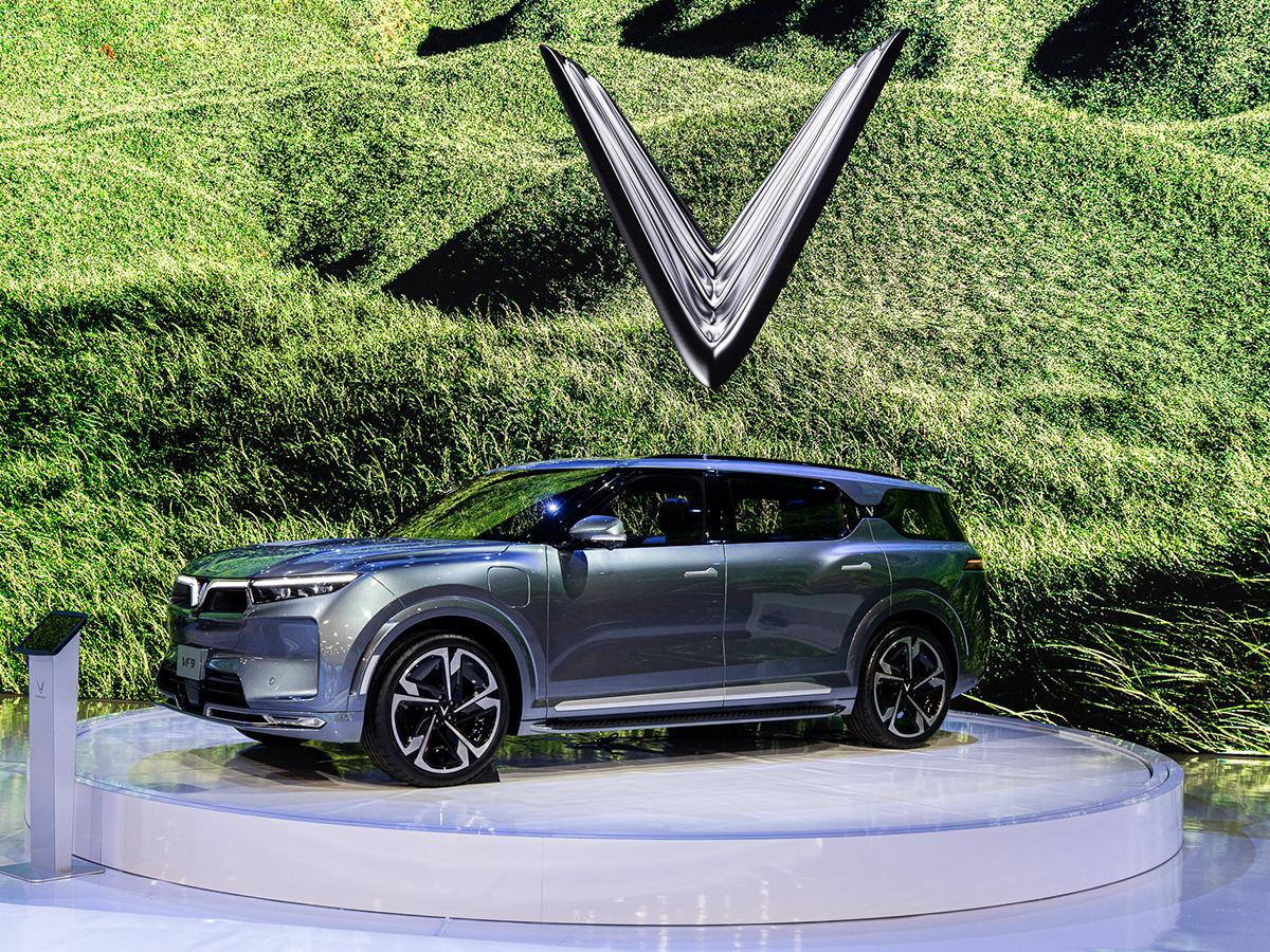 Hai mẫu xe VF 8 (trên) và VF 9 của VinFast tại CES 2022 Hai mẫu xe VF 8 (trên) và VF 9 của VinFast tại CES 2022