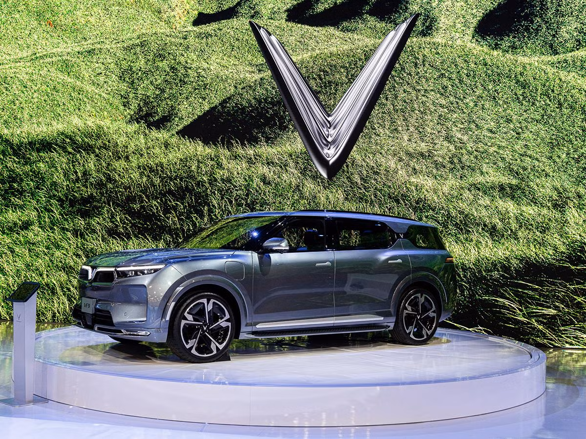 Hai mẫu xe VF 8 (trên) và VF 9 của VinFast tại CES 2022