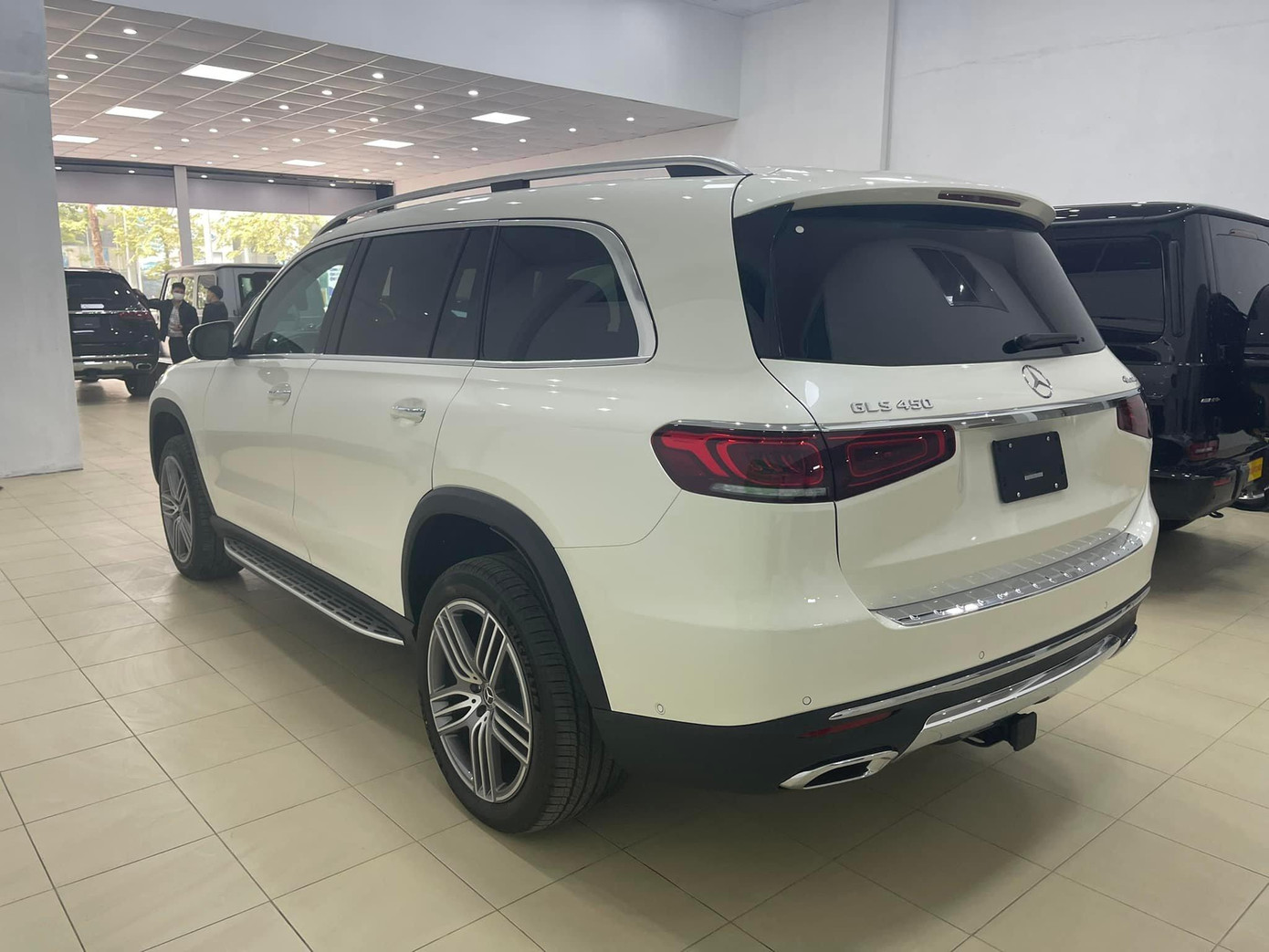 Trước đó, theo điều tra của Tiền Phong, facebook Vũ Trọng (tên thật Vũ Kính Trọng, SN 1986, trú tại Hà Nội) cho biết góp vốn buôn xe cùng chủ showroom Sơn Tín Luxurycars. Trọng cho biết gửi rất nhiều xe ở showroom này bán.