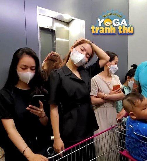 Đi thang máy thì sao? 20 giây là đủ giúp cổ và vai khỏe khoắn Đi thang máy thì sao? 20 giây là đủ giúp cổ và vai khỏe khoắn