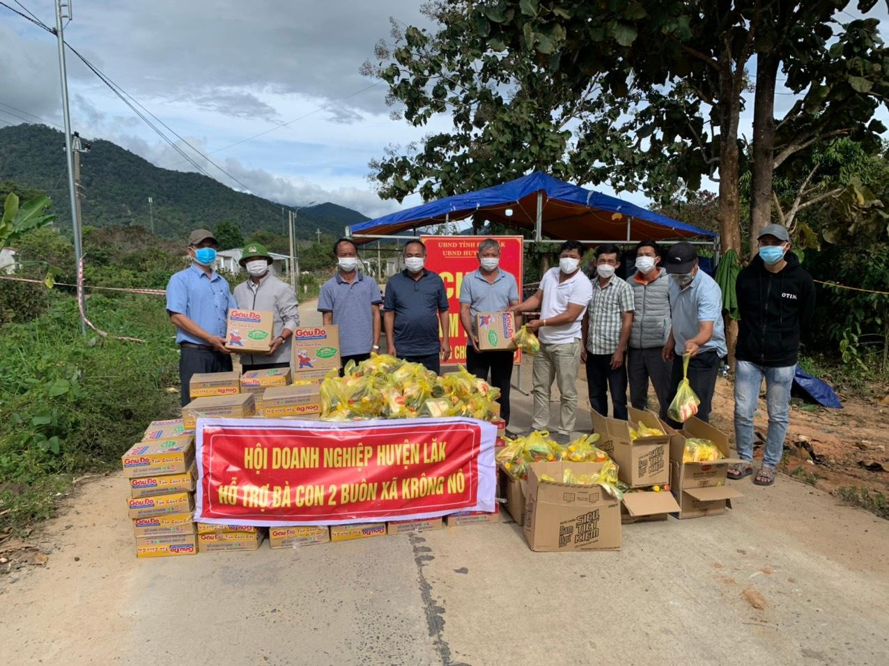 Hội doanh nghiệp huyện Lắk tiếp sức bà con 2 buôn xã Krông Nô chống dịch Hội doanh nghiệp huyện Lắk tiếp sức bà con 2 buôn xã Krông Nô chống dịch