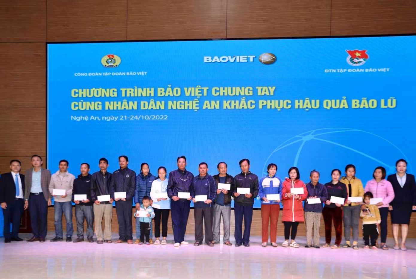 Bảo Việt ủng hộ đồng bào bị bão lụt Nghệ An
