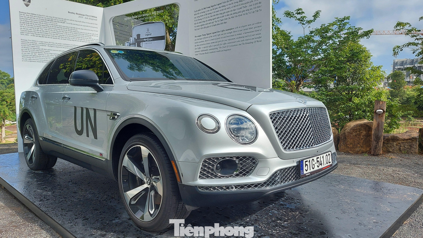 Chiếc Bentley Bentayga First Edition đời 2016 với lớp áo quen thuộc của cà phê Trung Nguyên.