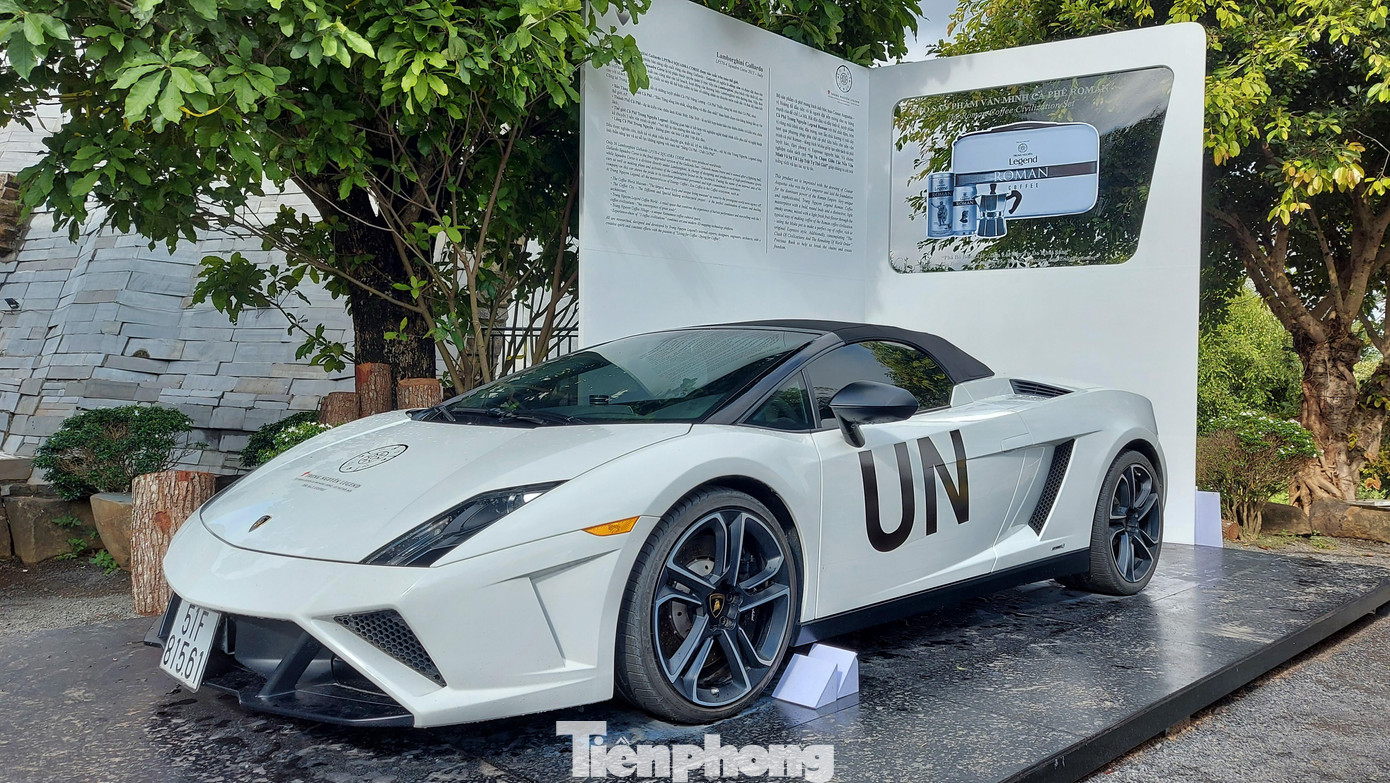 Lamborghini Gallardo LP560-4 Spyder độc nhất Việt Nam, do một đại lý tư nhân ở TP.HCM nhập về năm 2016. Động cơ là loại V10 5.2 lít, cho khả năng tăng tốc 0-100 km/h trong 3,7 giây.