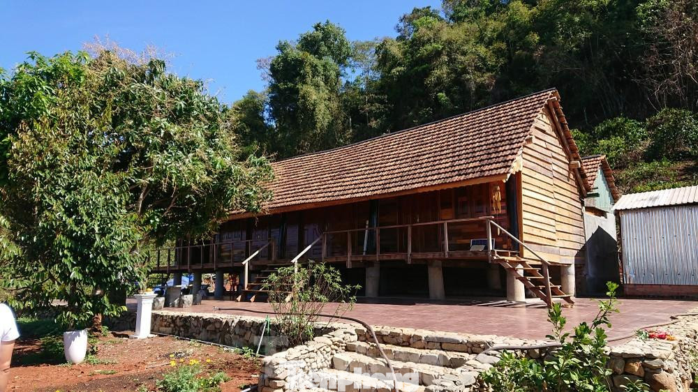 Một công trình nhà dân xây dựng trên đất rừng, nhưng chính quyền xã Đắk Som (huyện Đắk Glong) không sớm phát hiện để ngăn chặn