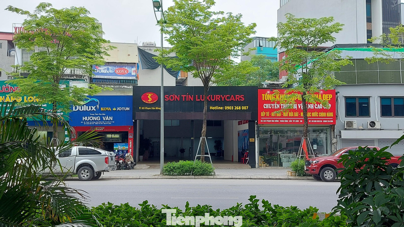 Theo ghi nhận của Tiền Phong sáng 26/5, showroom Sơn Tín Luxurycars, thuộc Cty Cổ phần Ô tô Sơn Tín (số 321 Phạm Văn Đồng, Cổ Nhuế, Hà Nội) không còn một chiếc xe sang nào