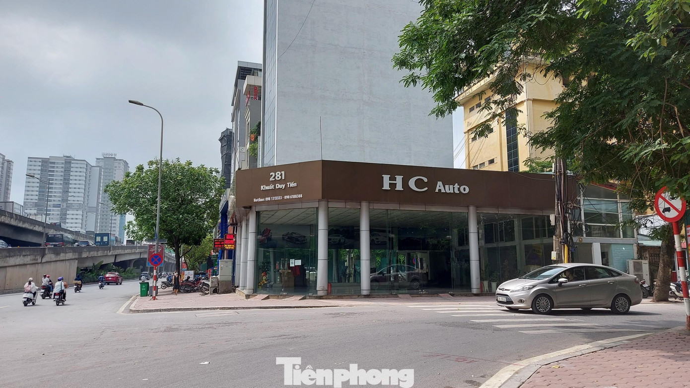 Tuy nhiên, sau loạt bài của Tiền Phong, sáng 26/5, showroom HC Auto cũng tình cảnh “vườn không nhà trống”. Một người bán nước gần đó cho biết, có thể họ chuyển đi từ tối qua vì sáng nay không thấy còn chiếc xe nào.
