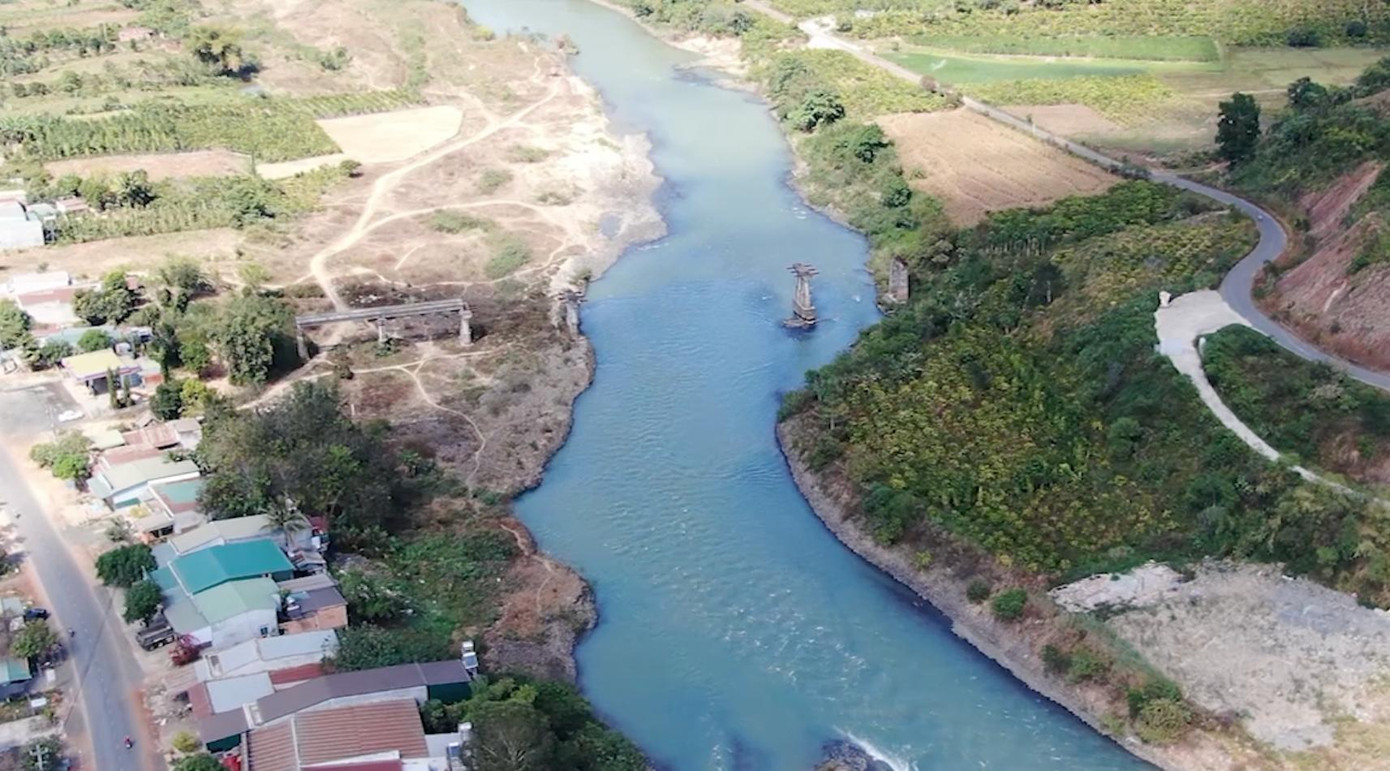 Cầu Quảng Phú được Bộ GTVT phê duyệt thiết kế kỹ thuật kết cấu nhịp cầu treo dây văng, tiêu chuẩn kỹ thuật cầu treo dây văng nông thôn, tải trọng thiết kế H13, khổ cầu 4m không có lề người đi bộ, chiều rộng toàn cầu 4,4m, chiều dài nhịp 140m, sơ đồ kết cấu nhịp 2x18m+(24,5+55+24,5)m, kết cấu nhịp chính là nhịp treo dây văng - dầm cứng, chiều dài toàn cầu 147m; mố trụ bằng bê tông cốt thép; đường đầu cầu 2 bên dài 824,6m, xây dựng theo tiêu chuẩn đường cấp IV miền núi.