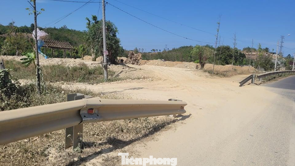 Lan can đường quốc lộ 14, đoạn qua xã Trúc Sơn bị tháo dỡ để san gạt, chở đất