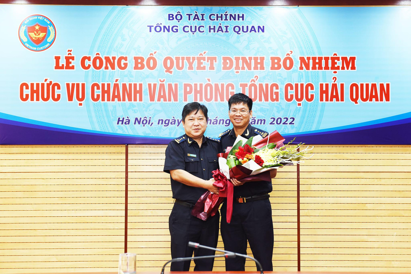Đại diện Tổng cục Hải quan tặng hoa chúc mừng ông Nguyễn Trung Hải nhận nhiệm vụ mới