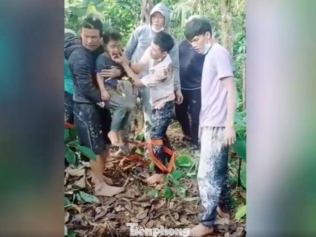 Bé trai được nhóm thợ sơn giải cứu thành công