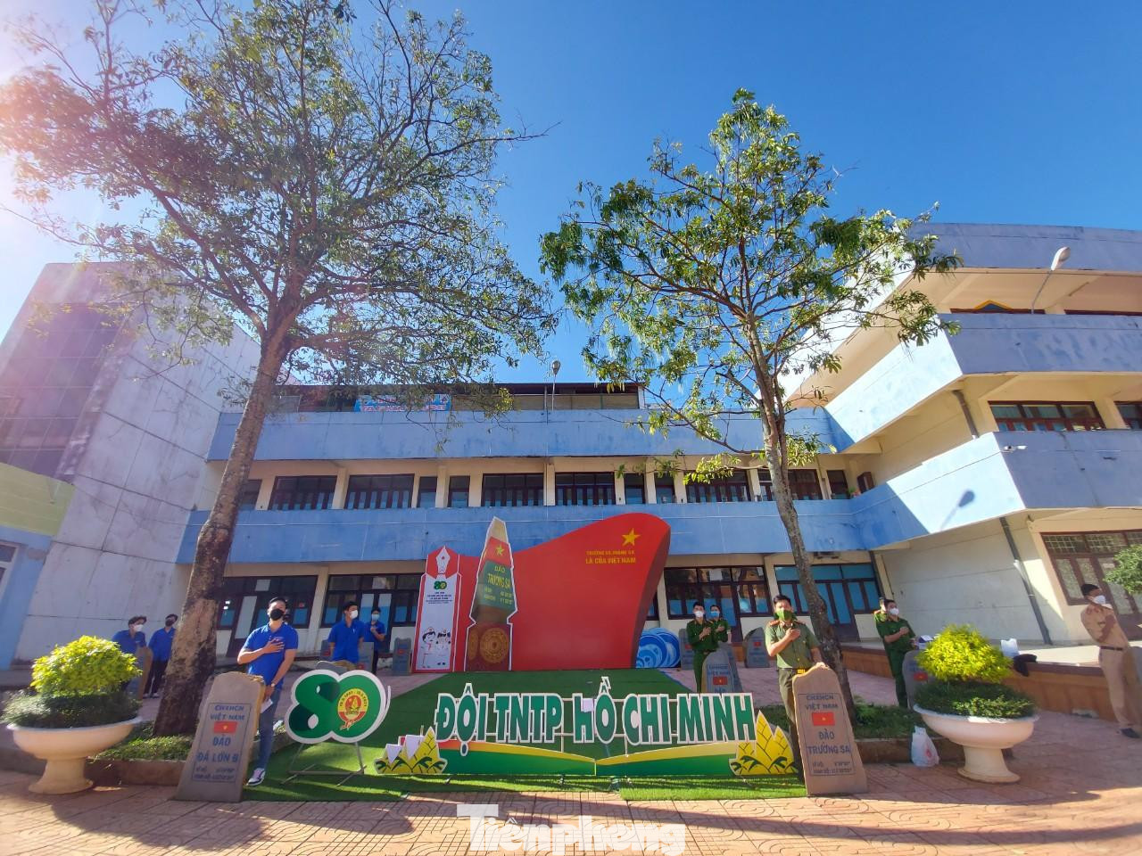 Lực lượng công an và đoàn thanh niên cạnh công trình “Khu vườn thiếu nhi Đắk Lắk với biển đảo Tổ quốc” đặt tại khuôn viên Nhà văn hóa Thanh thiếu nhi tỉnh, truyền tải thông điệp dòng máu Việt nối liền từ đất liền tới biển đảo. Khu vườn này khánh thành ngày 19/5/2021, không chỉ tạo cảnh quan đẹp trong khuôn viên Nhà văn hóa, mà còn là mô hình giáo dục trực quan sinh động cho thanh thiếu nhi, qua đó góp phần giáo dục nhận thức cho các em về biển, đảo và chủ quyền lãnh thổ, xây đắp tình yêu quê hương, nâng cao tinh thần trách nhiệm của thế hệ trẻ trong xây dựng và bảo vệ Tổ quốc. Lực lượng công an và đoàn thanh niên cạnh công trình “Khu vườn thiếu nhi Đắk Lắk với biển đảo Tổ quốc” đặt tại khuôn viên Nhà văn hóa Thanh thiếu nhi tỉnh, truyền tải thông điệp dòng máu Việt nối liền từ đất liền tới biển đảo. Khu vườn này khánh thành ngày 19/5/2021, không chỉ tạo cảnh quan đẹp trong khuôn viên Nhà văn hóa, mà còn là mô hình giáo dục trực quan sinh động cho thanh thiếu nhi, qua đó góp phần giáo dục nhận thức cho các em về biển, đảo và chủ quyền lãnh thổ, xây đắp tình yêu quê hương, nâng cao tinh thần trách nhiệm của thế hệ trẻ trong xây dựng và bảo vệ Tổ quốc.