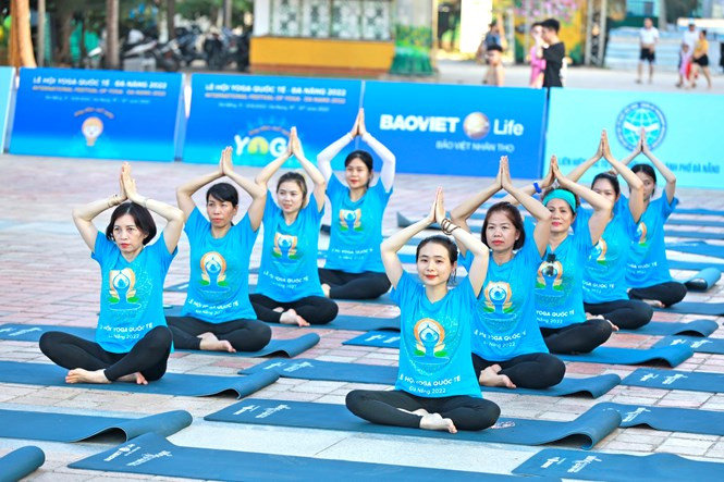 Yoga là hệ thống các bài tập kết hợp hài hòa giữa thân và tâm, hướng con người vào bên trong, giúp khỏe thể chất, tâm an lạc, góp phần tạo nên 1 xã hội hiền hòa, tốt đẹp hơn. Ảnh: Bảo Việt Nhân thọ Yoga là hệ thống các bài tập kết hợp hài hòa giữa thân và tâm, hướng con người vào bên trong, giúp khỏe thể chất, tâm an lạc, góp phần tạo nên 1 xã hội hiền hòa, tốt đẹp hơn. Ảnh: Bảo Việt Nhân thọ