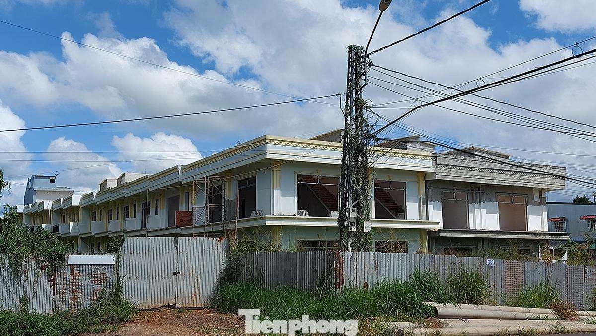 Dự án Nhà ở xã hội đường Y Ơn do Cty TNHH đầu tư công nghệ Seagol làm đại diện chủ đầu tư, dù chưa được tỉnh giao đất nhưng chủ đầu tư đã thi công rầm rộ, xây dựng 26 căn nhà.