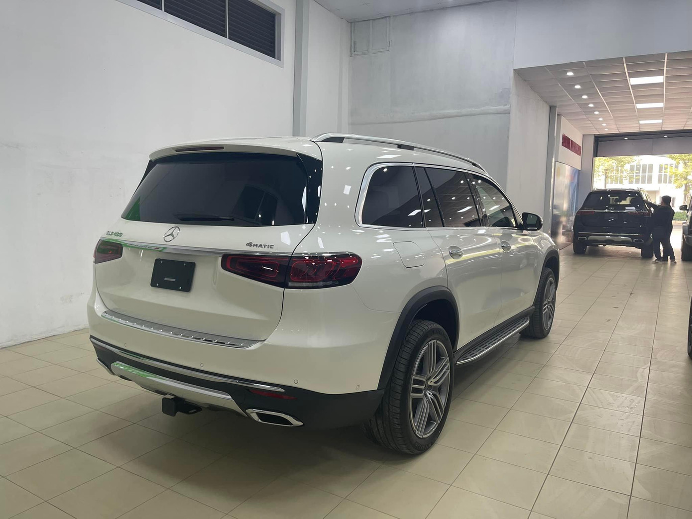 Trước đó, cuối năm 2021, PV Tiền Phong đến showroom Sơn Tín Luxurycars, một nhân viên ở đây cho biết: “Đây là đầu mối NK xe sang độc nhất tại Việt Nam”. Thật bất ngờ, tại đây, chúng tôi phát hiện chiếc Mercedes-Benz GLS 450 màu trắng mà Vũ Trọng rao bán được Cục Hải quan Hà Nam Ninh ký cấp giấy phép cho Cty TNHH Quyết Thắng Hà Nam (địa chỉ ở Tổ dân phố Đầm Đọ, phường Châu Giang, thị xã Duy Tiên, Hà Nam) vào ngày 18/11/2021.