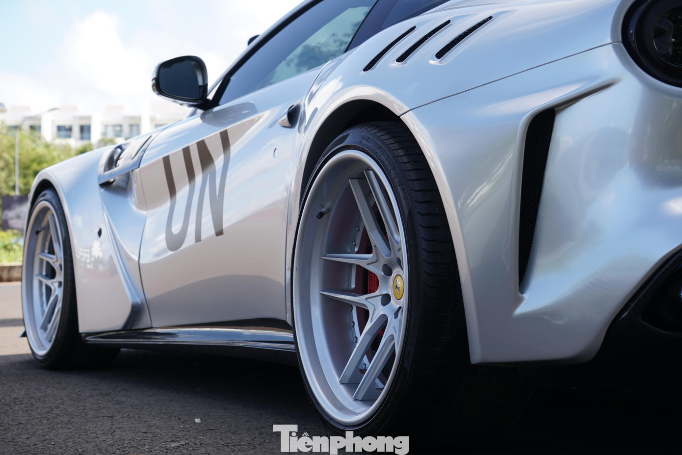 Sức mạnh của Ferrari F12 Berlinetta đến từ động cơ V12 6.3L, hút khí tự nhiên. Nó tạo ra công suất 731 mã lực và 690 Nm mô men xoắn, truyền động qua một hộp số 7 cấp ly hợp kép. Khả năng tăng tốc 0-100 km/h trong vòng 3 giây. Tốc độ tối đa 340 km/h.