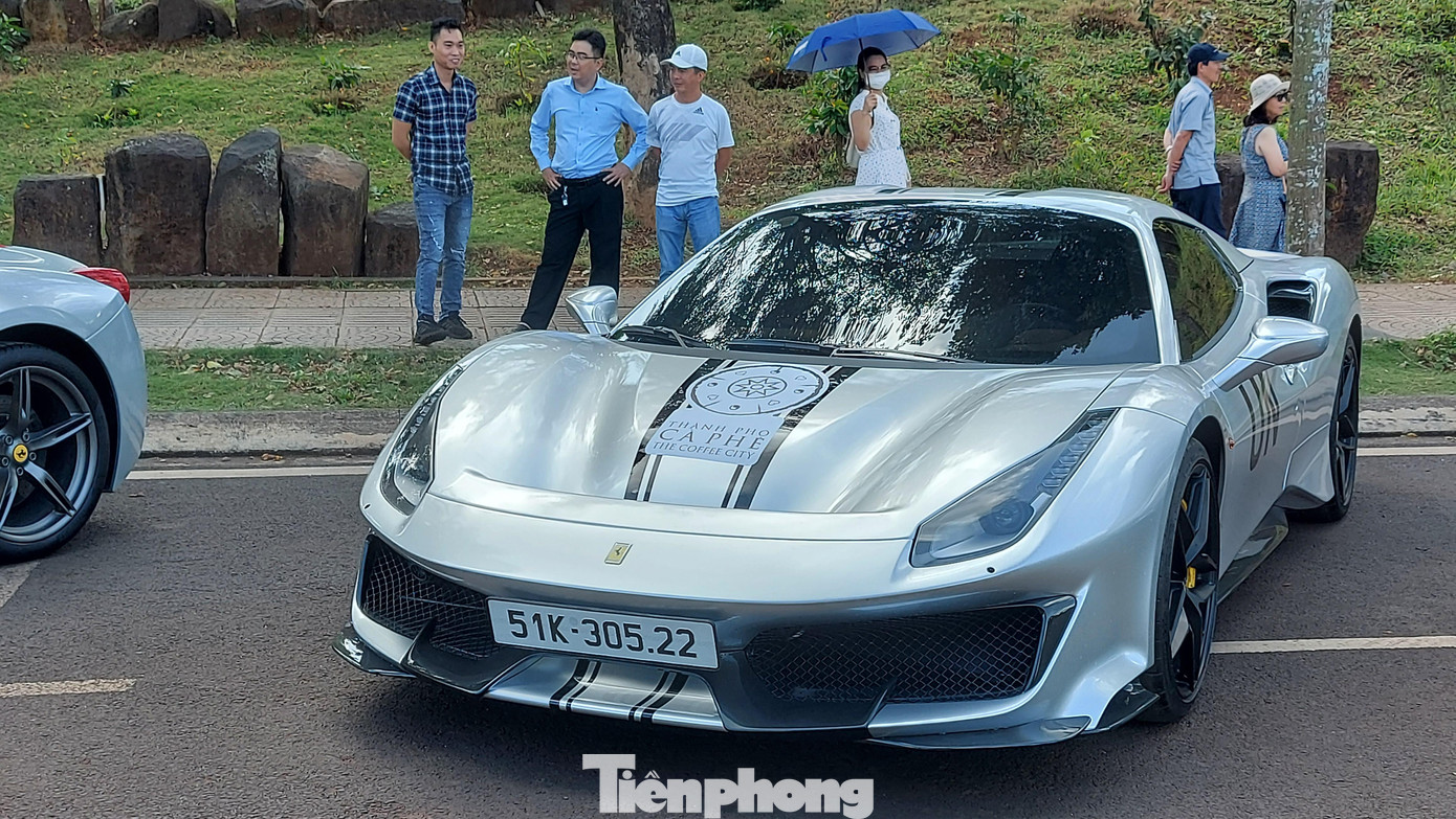 Ferrari 488 Pista Spider cũng xuất hiện trong dàn xe này. Tại Việt Nam hiện có 4 chiếc 488 Pista với 2 biến thể mui cứng (Coupe) và mui trần (Spider). Xe sử dụng khối động cơ và sở hữu hiệu năng tương tự F8 Spider.